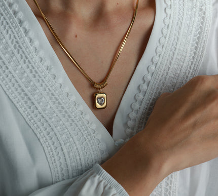 Vintage Heart Pendant Necklace – Gold Tone